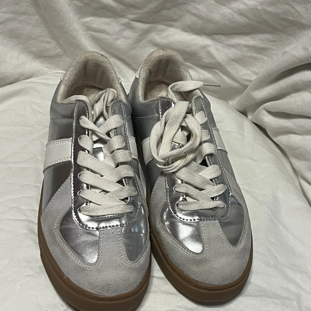 Cushionaire Bailey WOMENS Silve White Lace Up Athletic Casual Shoes Sneakers 6.5
